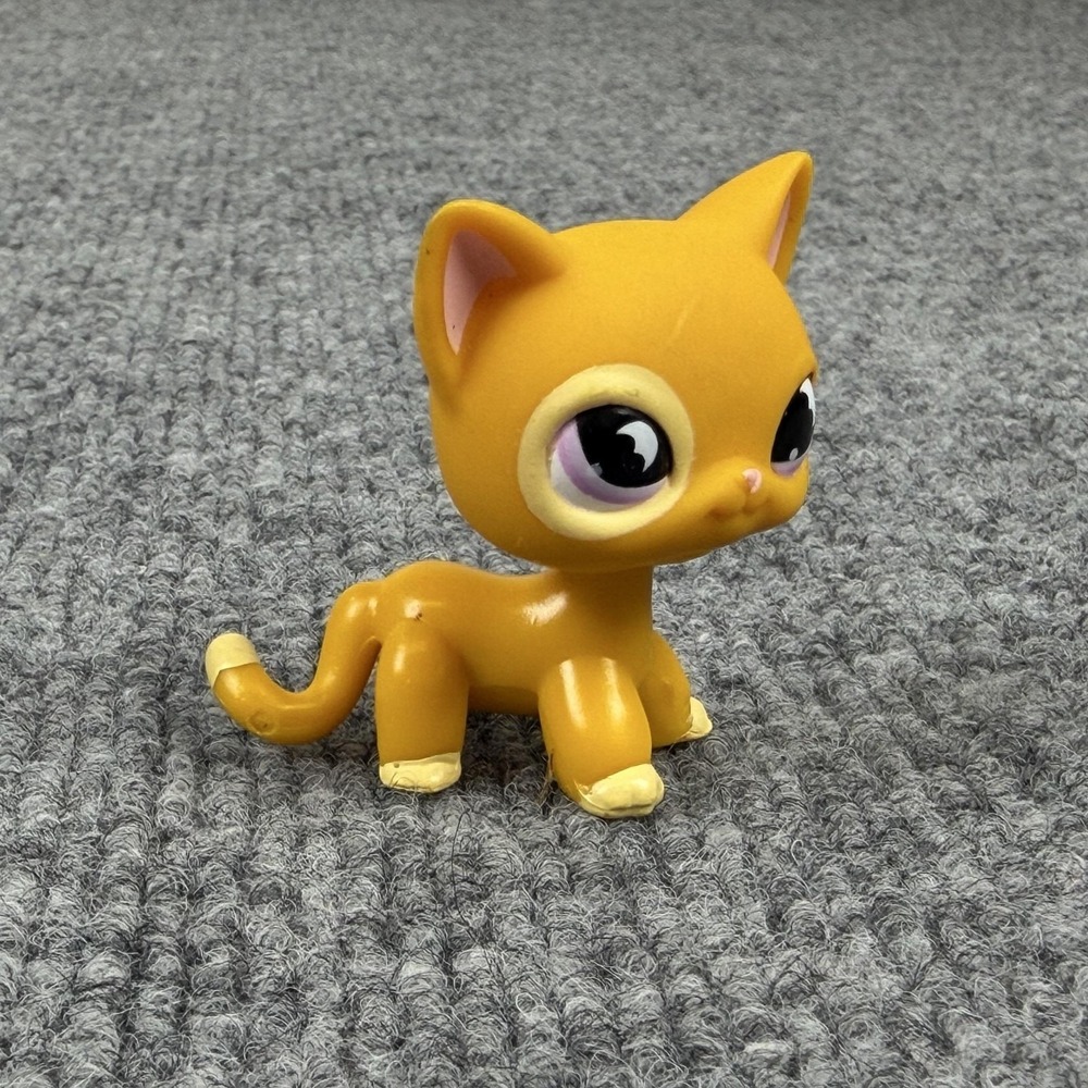 Hasbro Littlest Pet Shop Shorthair Yellow Cat‎ Figure #855 2008 Purple Eyes LPS